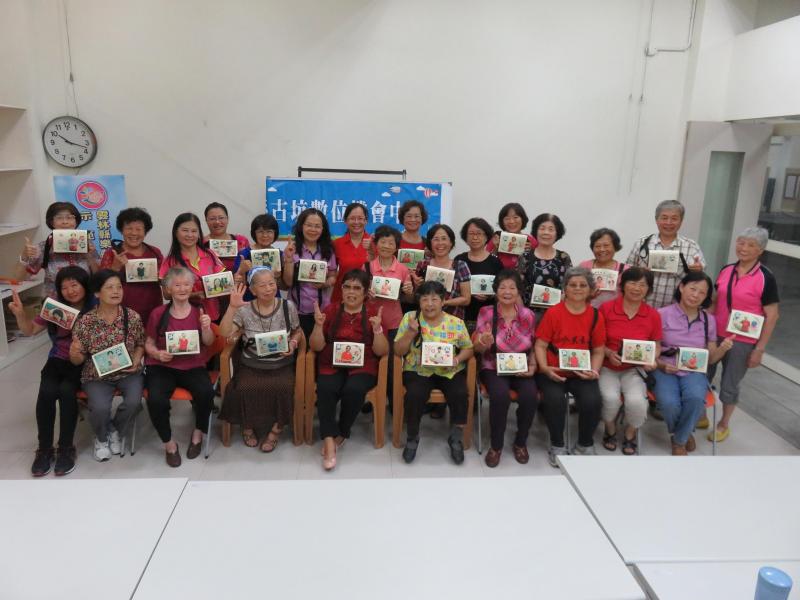 集體合照~我們以後要繼續學習新資訊~接觸高科技3C產品~讓我們更上新時代