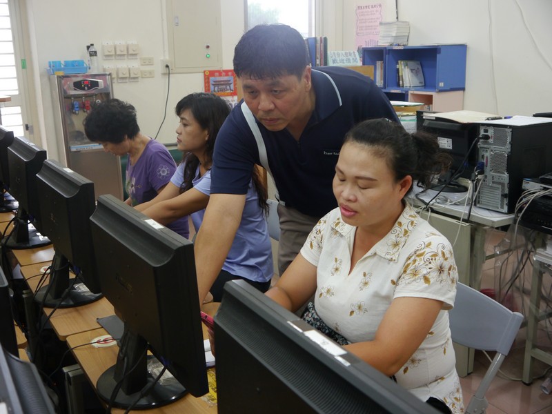 老師帶領學員們穿梭於網站上尋找比價app，從中學習網路購物技巧。