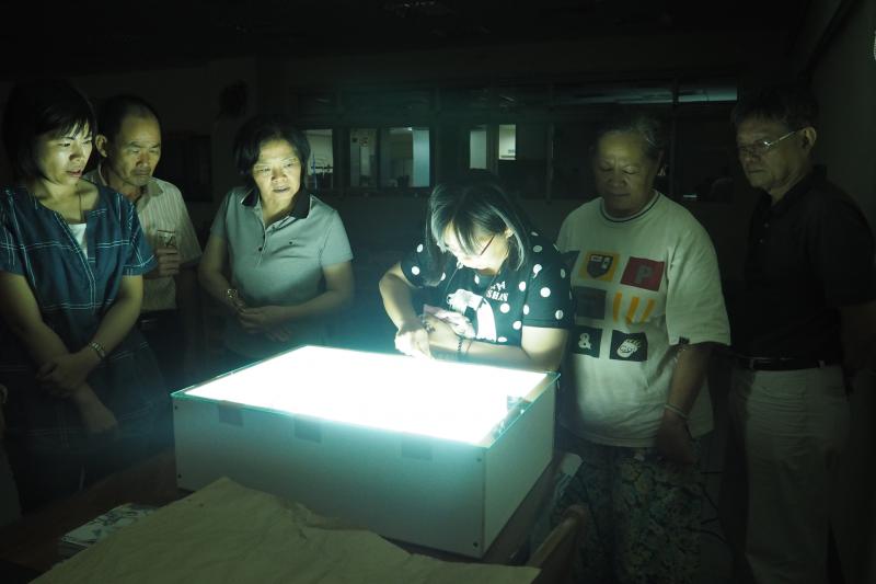 沛晴老師帶領學員們走去暗房說明各個步驟程序