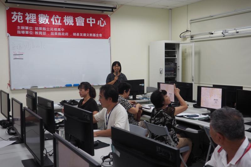 畫自畫像時，學員們突然笑了起來，有人說太久沒畫自己了，不知該如何下手