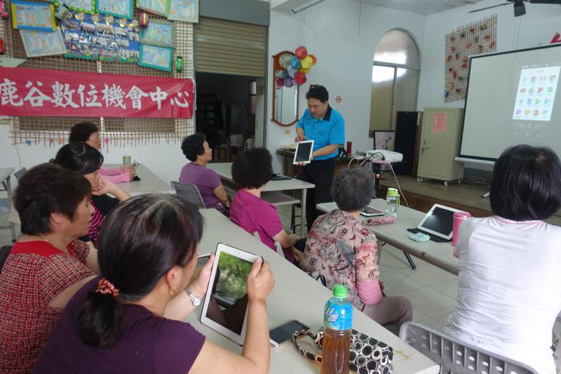 老師教學員認識平板