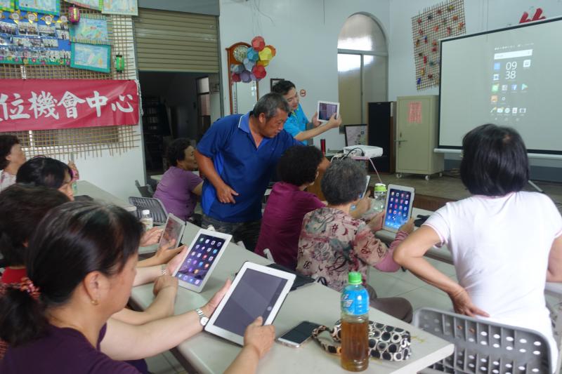 大家一起體驗玩平板的樂趣