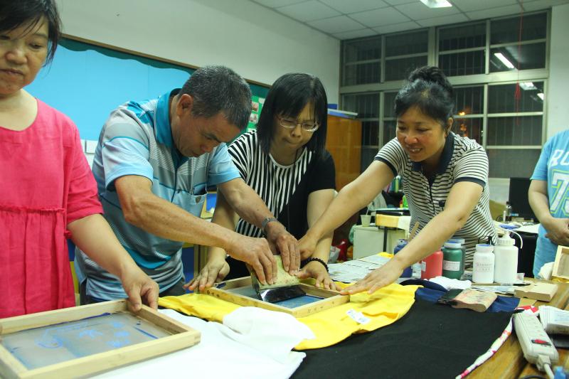 大家關了燈身處在暗房中，刷著手中的絹版，眞的很有趣。