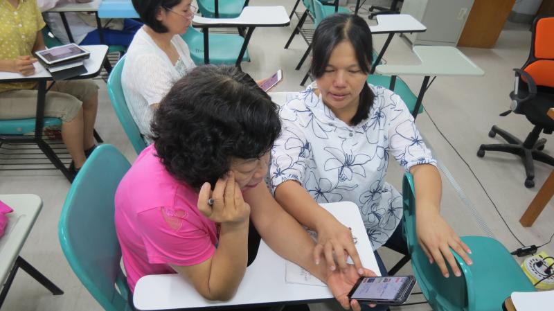 老師在旁邊指導教學