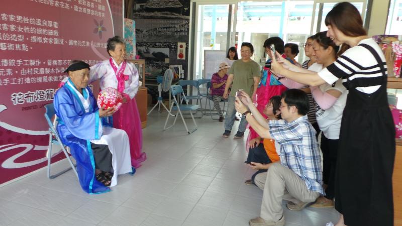 花布燈籠館-阿公阿嬤穿韓服拍照