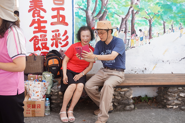 講師教學員用手機下載美顏相機