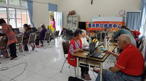 很多學員是第一次接觸筆記型電腦，我們為長輩設計淺顯易懂的課程