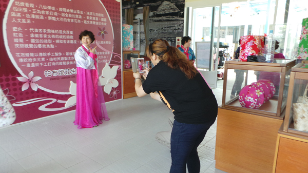 學員用手機拍照-美顏相機拍照