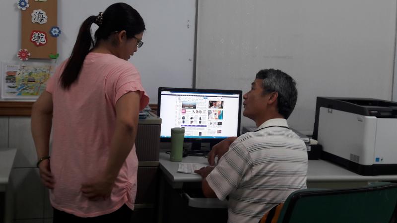 學員於下課時間請教老師