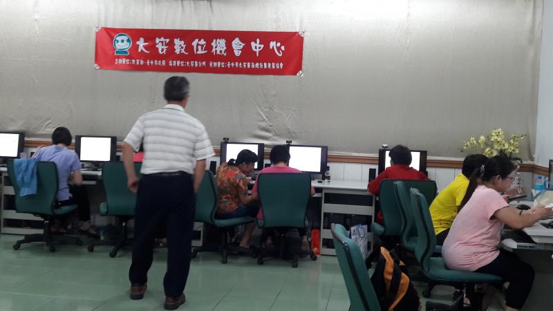 老師於課堂上講解