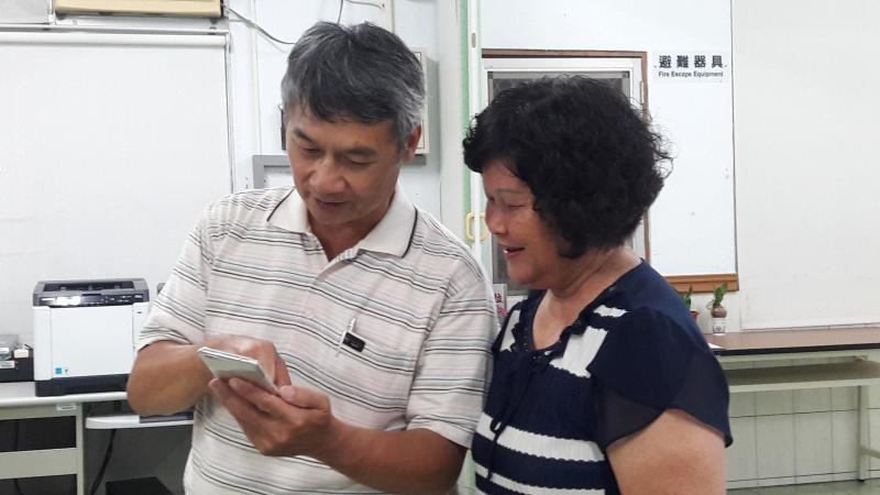 老師以實際操作教導學員