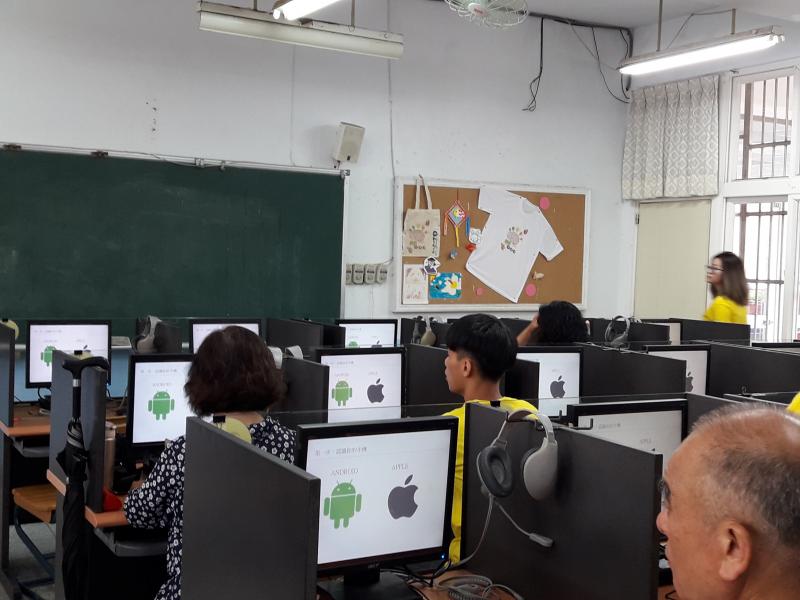 卡拉OK歡唱，主要是教民眾們怎麼使用Youtube 跟歡唱這兩個APP，在教會這兩個APP之後，老 師也請各位學員到台上進行演唱