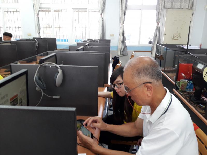 老師教導大家如何用最新的行動KTV