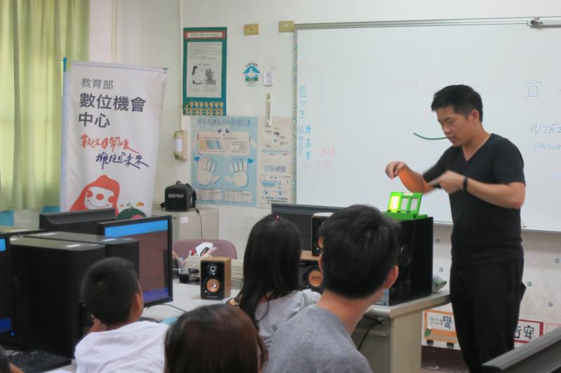 講師講解3D列印基本概念及應用