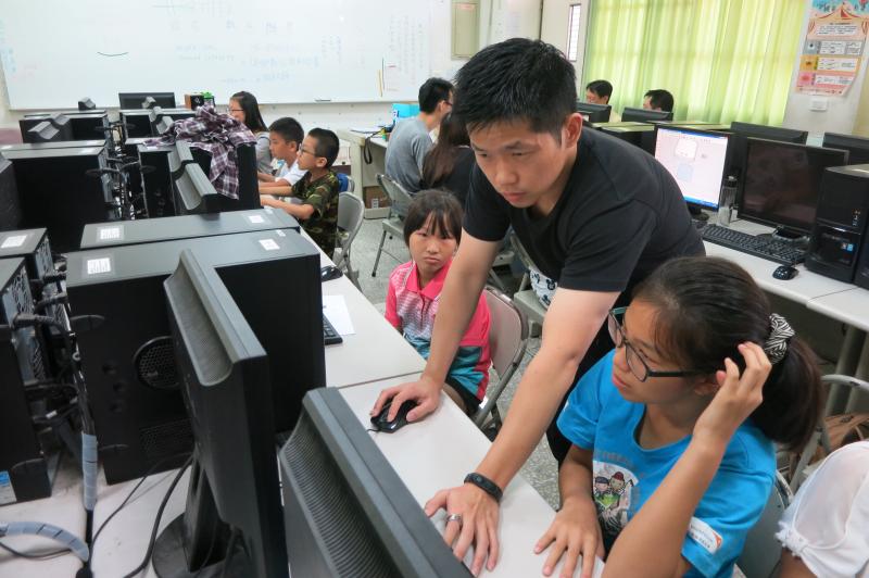 講師介紹網路上3D列印的影片展示