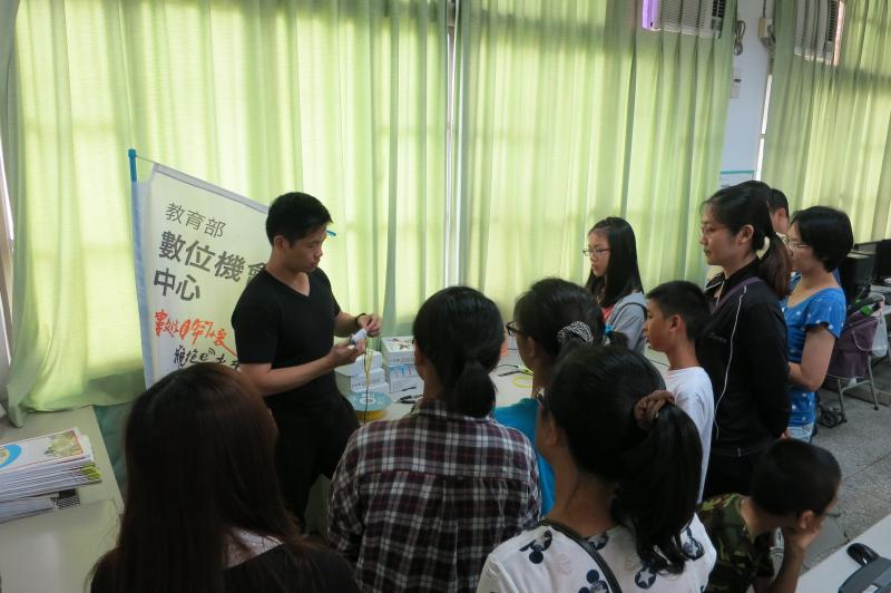 講師介紹入門款的3D列印筆