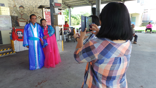 延平鄉鸞山部落學員用手機拍照