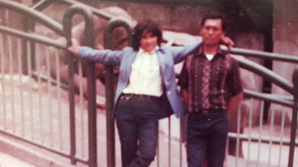 學員用平板將老照片翻拍成果，學員說他小時候他的爸爸就不在了，這是他爸爸的唯一一張照片