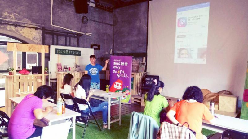 有手機跟智慧機臺，到外面也可以印照片