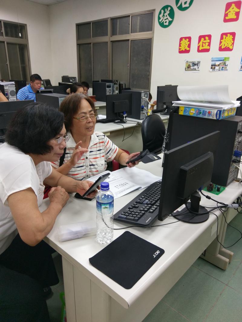 電腦桌機不夠，讓兩位學員擠一台電腦，金啪謝