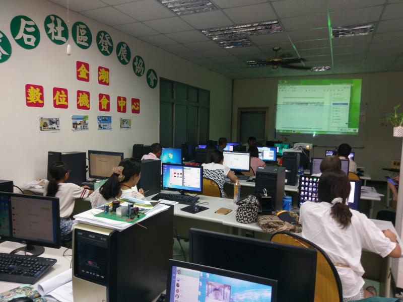 廣播教學不夠用，只好向別單位借投影機