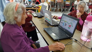 阿嬤說:我畫的是我的家，有山、河、河裡有魚、花園有花。她說:很想念天上的爸爸和媽媽。