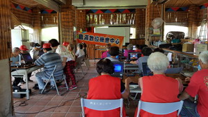 長輩不僅學習電腦的基本操作，也在這當中與成員有很好的互動