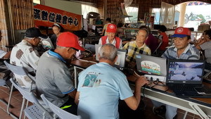 學員不懂或遇到學習上的困難，的請講師帶領，長輩們的學習精神讓我們非常感動太棒了