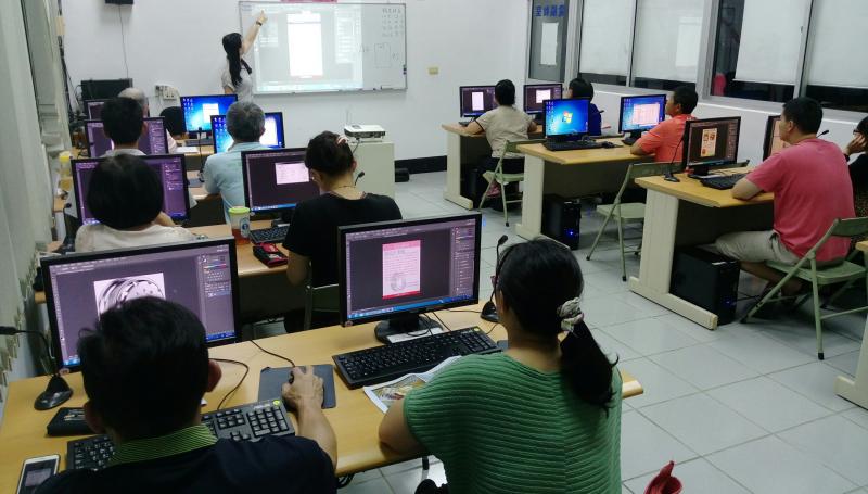 學員在操作中一邊認真操作一邊努力記筆記