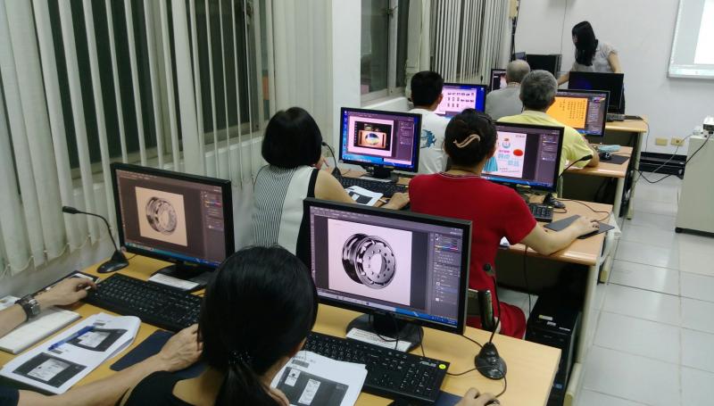 學員認真聽老師講解DM並實際操作