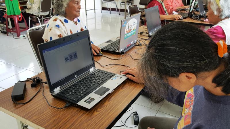 學員因罕見疾病，身體漸漸退化不聽使喚手已不方便了，雖然只有三個字，但是花了很長的時間才可以完成，學員非常令人敬佩。