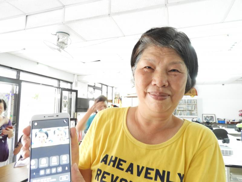 學員開心的將自己的作品展示出來