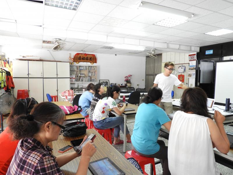 講師帶領學員使用平板電腦內的應用程式。