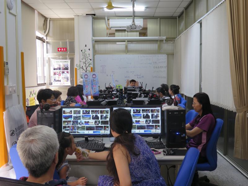 學員認真上課專注於螢幕