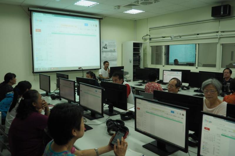 老師介紹GOOGLE日曆,老師講解的非常仔細,學員們也跟著老師步驟操作,練習將苑裡DOC課程表輸入自己的手機行事曆,並設定開課前通知提醒自己。藉由行事曆將自己的活動安排一目了覽,相當便利