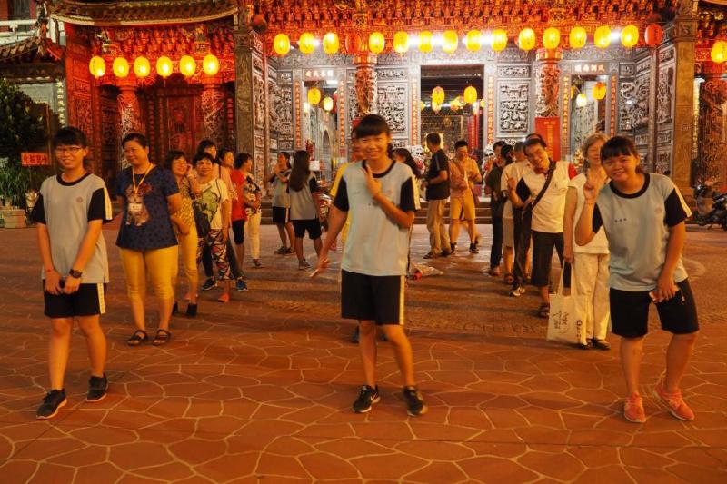 來到慈和宮,遊戲名稱是比手畫腳,分成3組進行PK賽,由每組第一位學員進行QR Code掃描題目,再來想辦法比動作給第二個人猜,一個接著一個,每個學員都卯足全力去猜答案,猜謎過程中相當有趣。