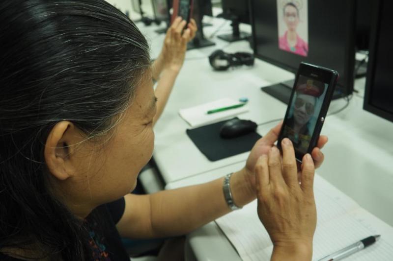 學員 美惠使用APP 軟體-B612,將自己變成酷酷的有趣造型。