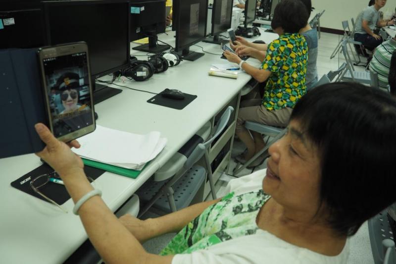 學員 均月使用APP 軟體-B612,將自己變成酷酷的有趣造型。