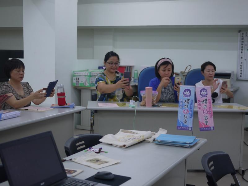 拿起手機, 動手操作好玩APP