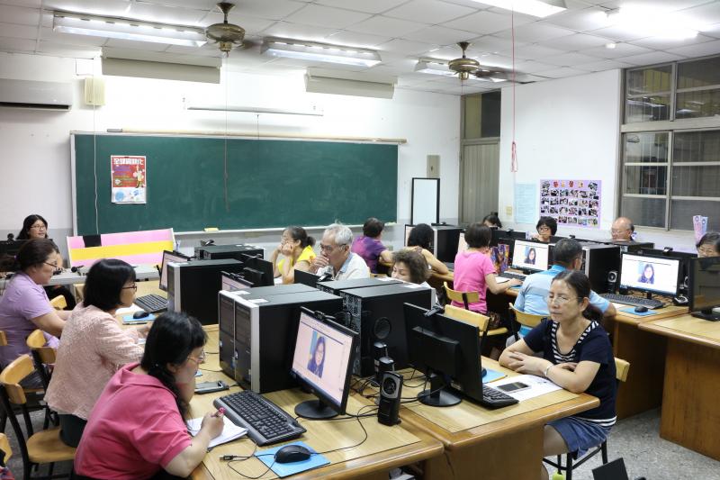 合成人像和卡通公仔