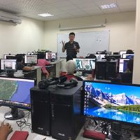 學員看著老師講解