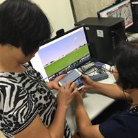 學員使用手機操作Google地圖