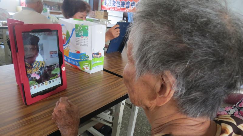阿嬤的平板拍照初體驗