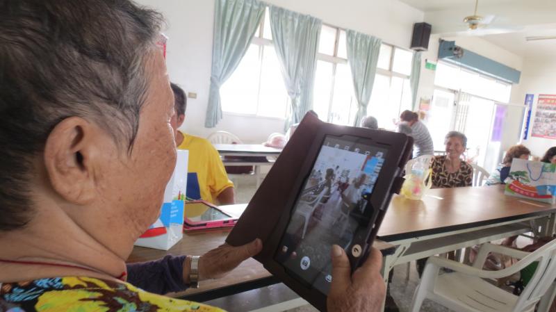 我來大家拍拍照，1。2。3。