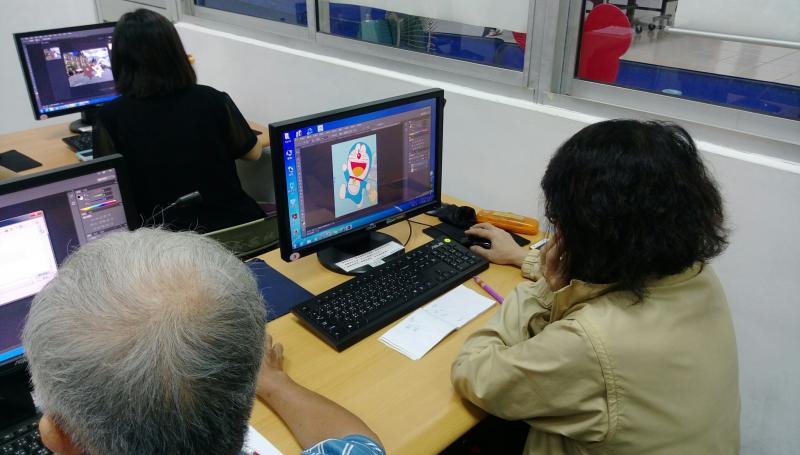 學員專心聽課中，有不懂的會發問