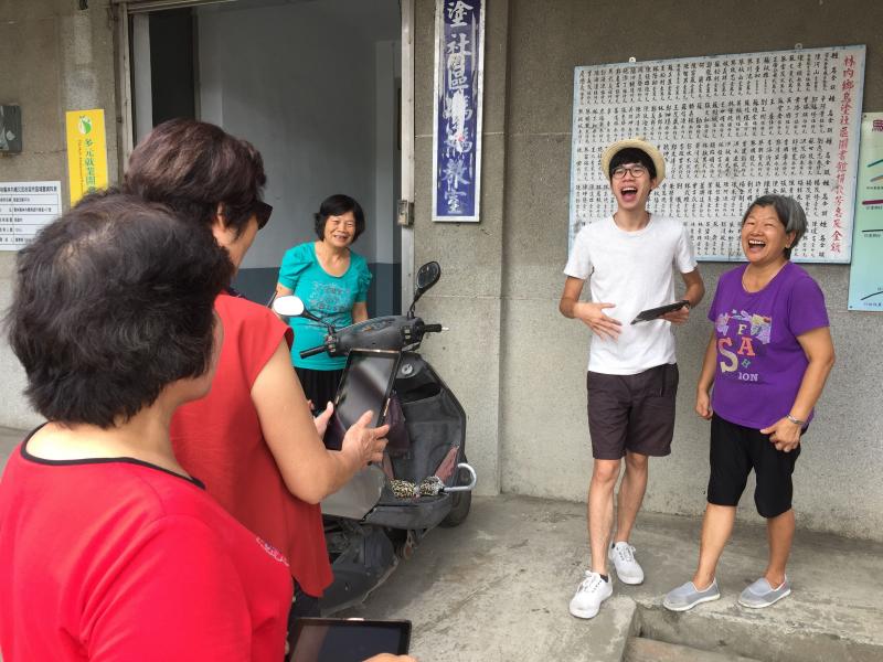 講師引導拍照站姿