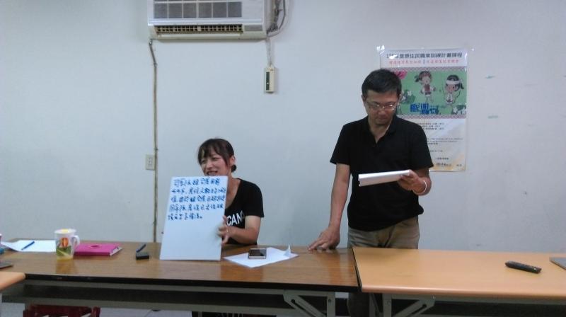 講師指導文字稿撰寫重點及技巧，學員將新聞重點寫在白板上。