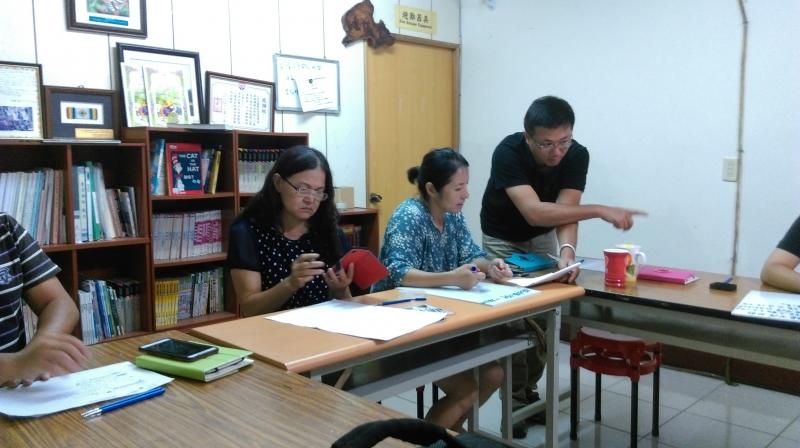 泰安DOC開設「PeoPo公民新聞」課程，學員與講師討論採訪細節、受訪名單及走位。