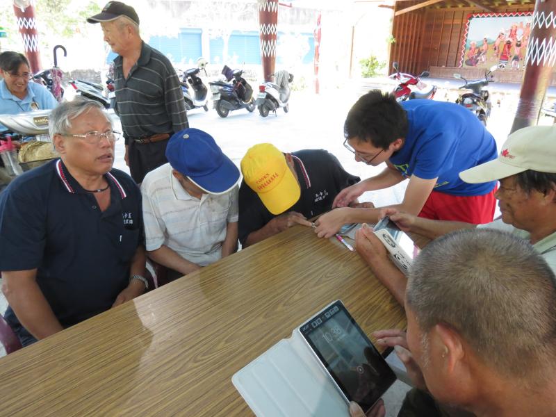 從基本的開始，一步步教導長輩如何使用電子產品