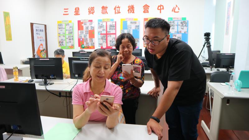 接著回到教室整理相片